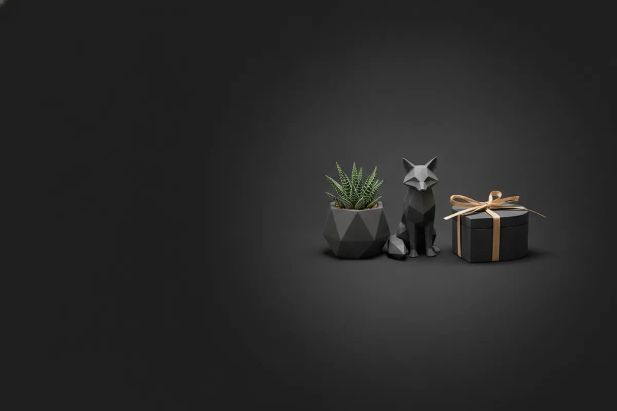 Conjunto de presentes impressos em 3D: vaso geométrico com suculenta, raposa facetada e caixa em forma de coração, com fita de papel.